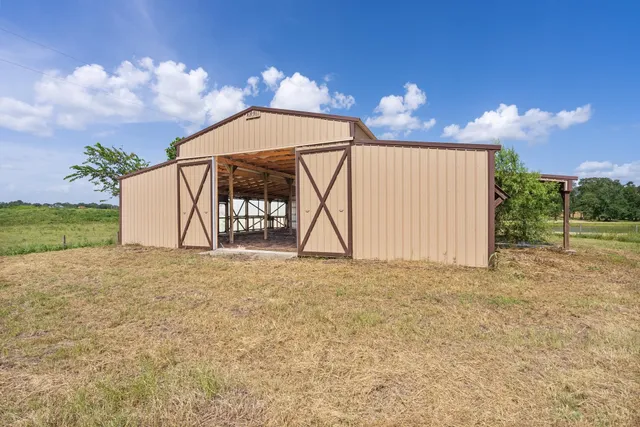 a view of a house with backyard and garden
