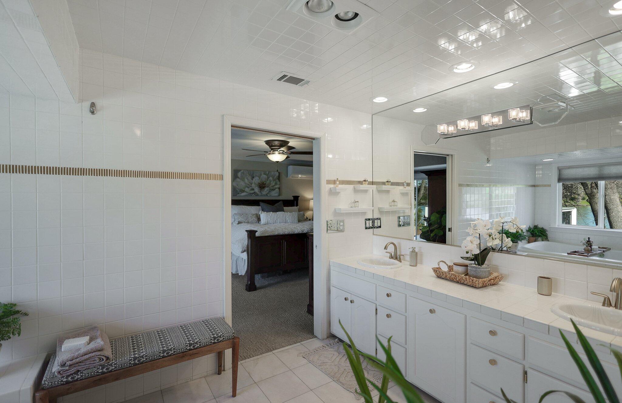 3074 Brent Road Redding, CA 96002 - Photo 84 of 219 Large EnSuite Bathroom