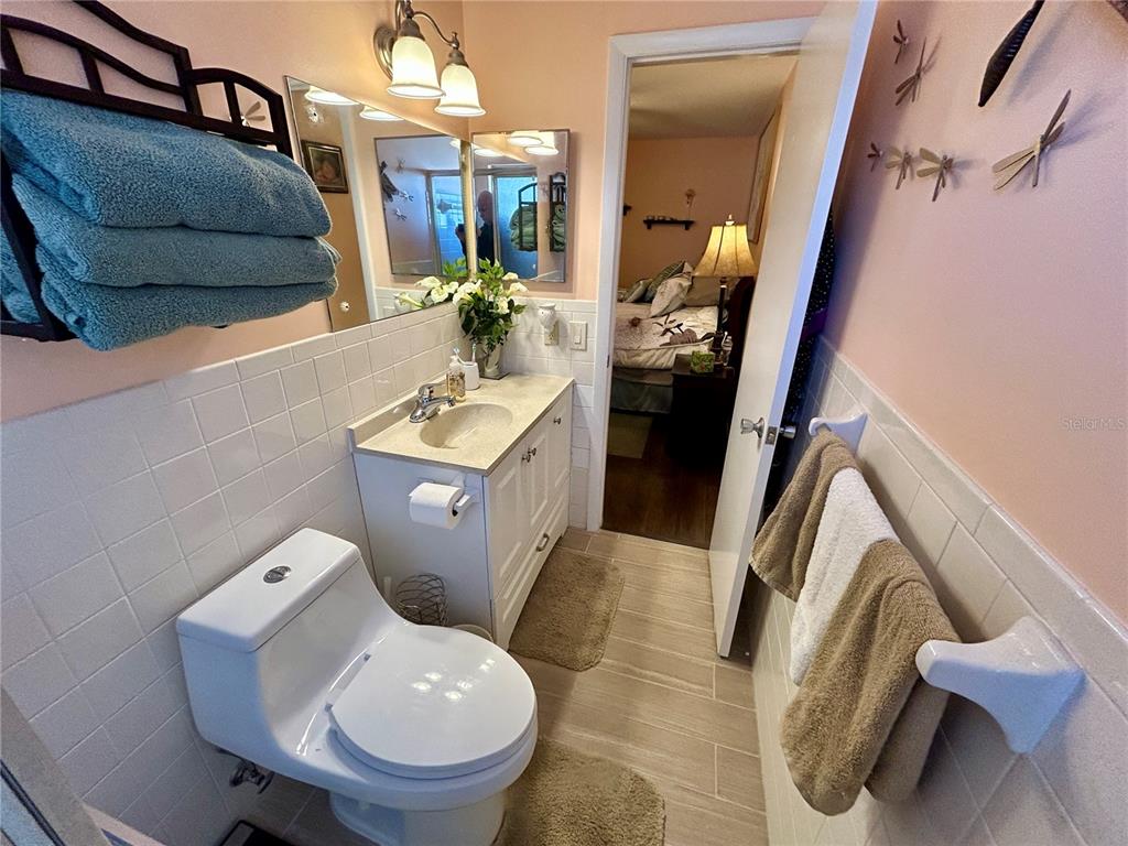 2260 Costa Rican Drive, Unit 50 Clearwater, FL 33763 - Photo 22 of 48 a bathroom with a toilet sink and mirror