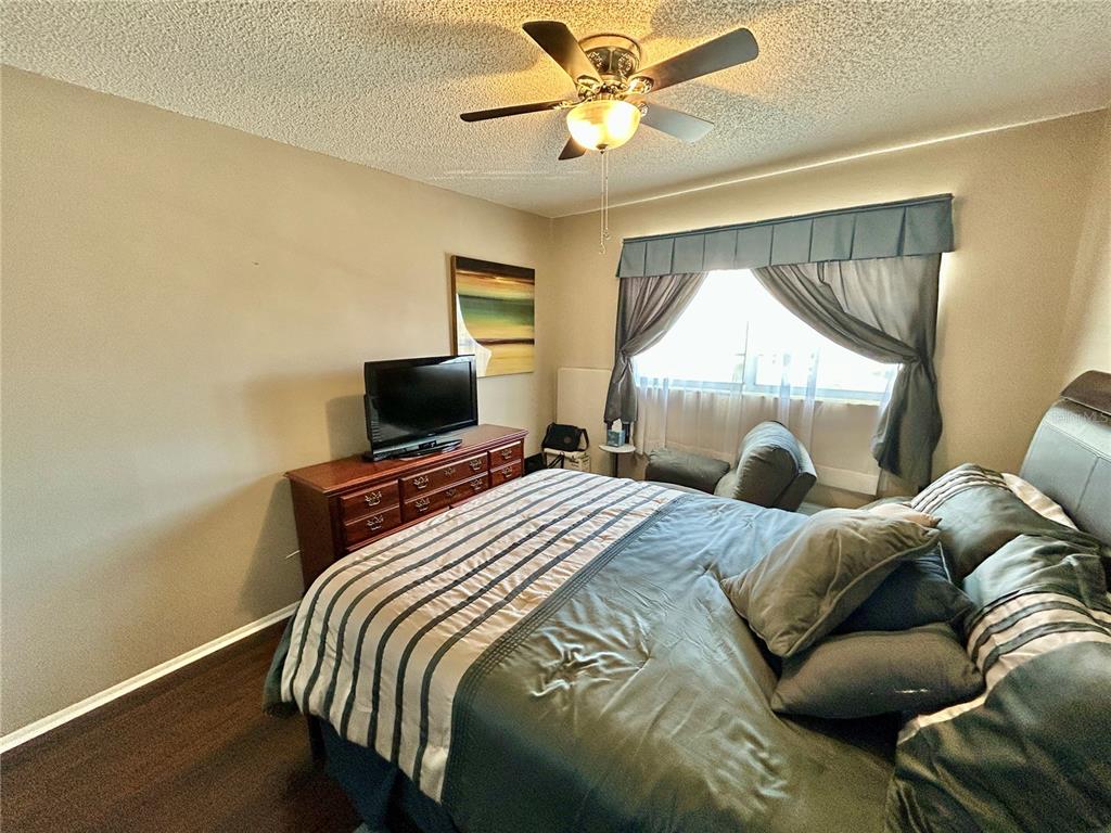 2260 Costa Rican Drive, Unit 50 Clearwater, FL 33763 - Photo 24 of 48 a bedroom with a bed and a window