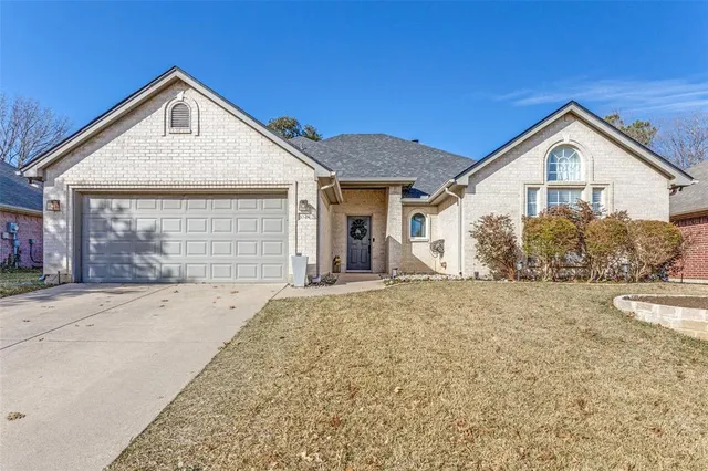 $345,000 | 1048 Roundrock Drive, Saginaw, TX 76179
