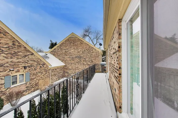 $876,000 | 26 The Court Of Island Point, Northbrook, IL 60062