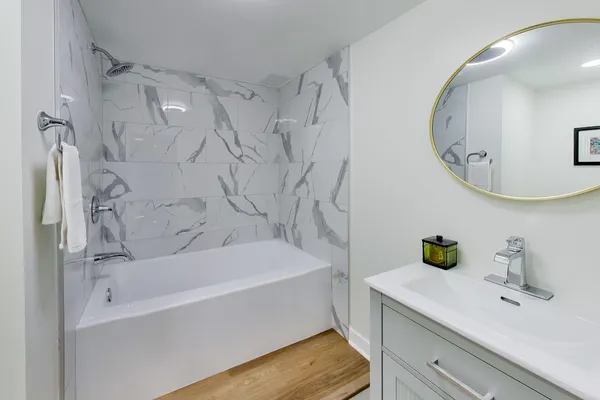 $876,000 | 26 The Court Of Island Point, Northbrook, IL 60062