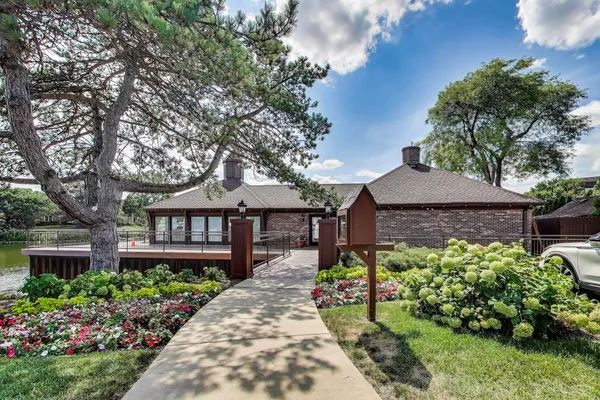 $876,000 | 26 The Court Of Island Point, Northbrook, IL 60062