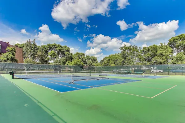 $876,000 | 26 The Court Of Island Point, Northbrook, IL 60062