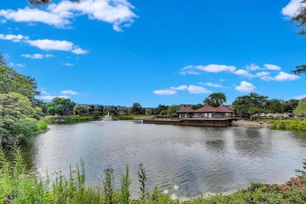 $876,000 | 26 The Court Of Island Point, Northbrook, IL 60062