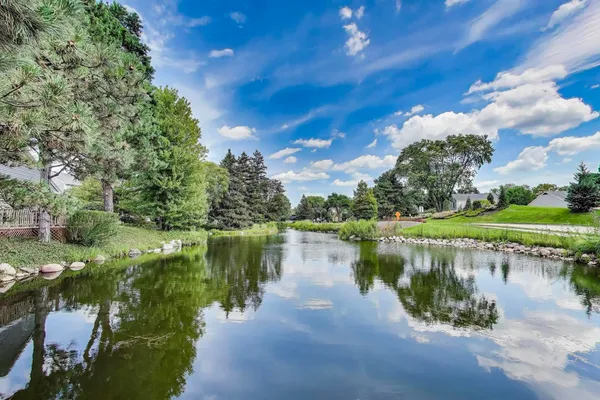 $876,000 | 26 The Court Of Island Point, Northbrook, IL 60062
