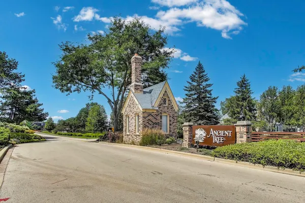 $876,000 | 26 The Court Of Island Point, Northbrook, IL 60062