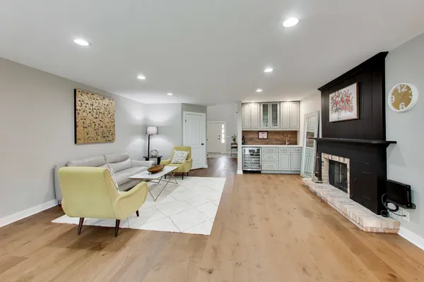 $876,000 | 26 The Court Of Island Point, Northbrook, IL 60062