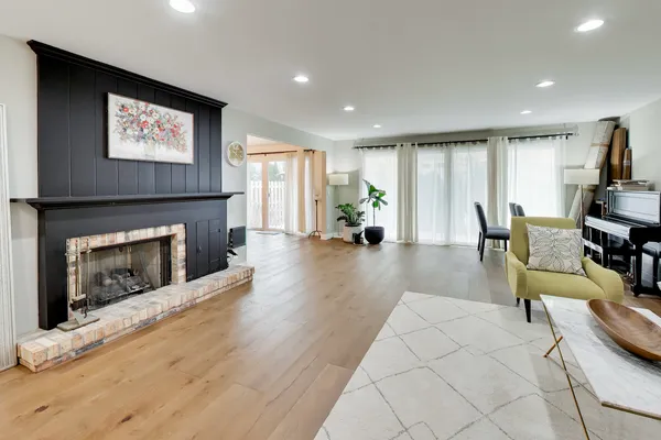 $876,000 | 26 The Court Of Island Point, Northbrook, IL 60062