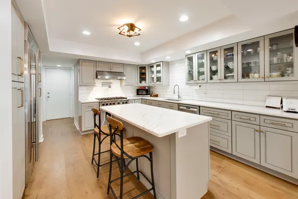 $876,000 | 26 The Court Of Island Point, Northbrook, IL 60062