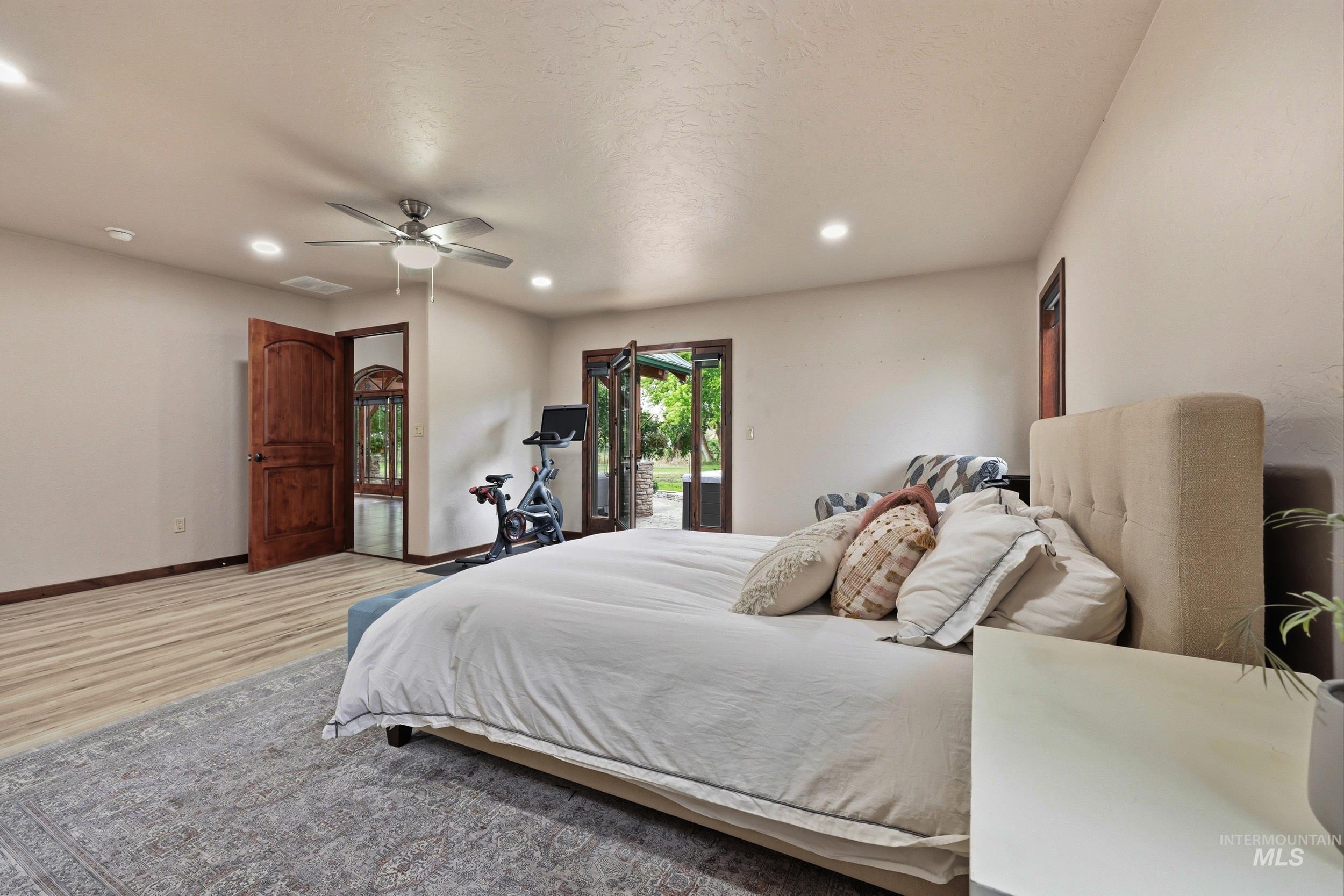 339 Airport Road Weiser, ID 83672 - Photo 22 of 49 Spacious room featuring wood-finish flooring, recessed lighting, and a ceiling fan