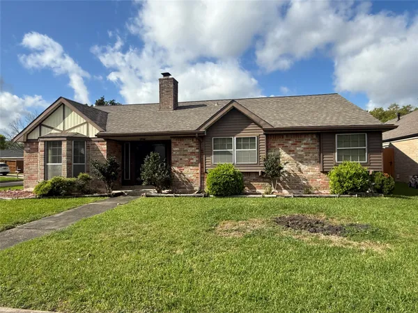 $2,000 | 214 Kings Court, Stafford, TX 77477