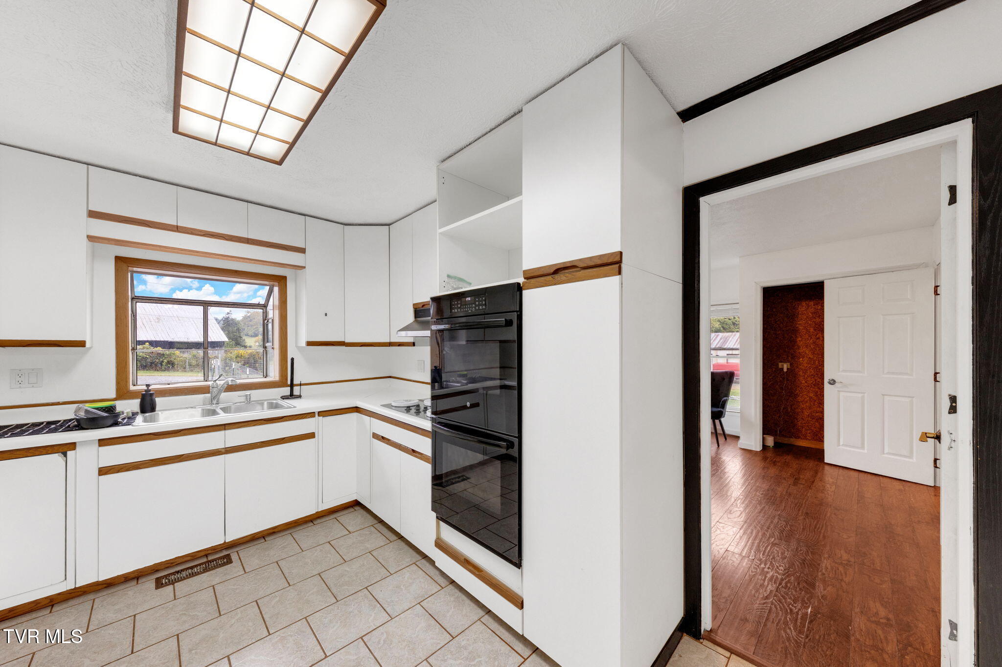 530 Deck Valley Road Bristol, TN 37620 - Photo 13 of 44 18-web-or-mls-M50A9675