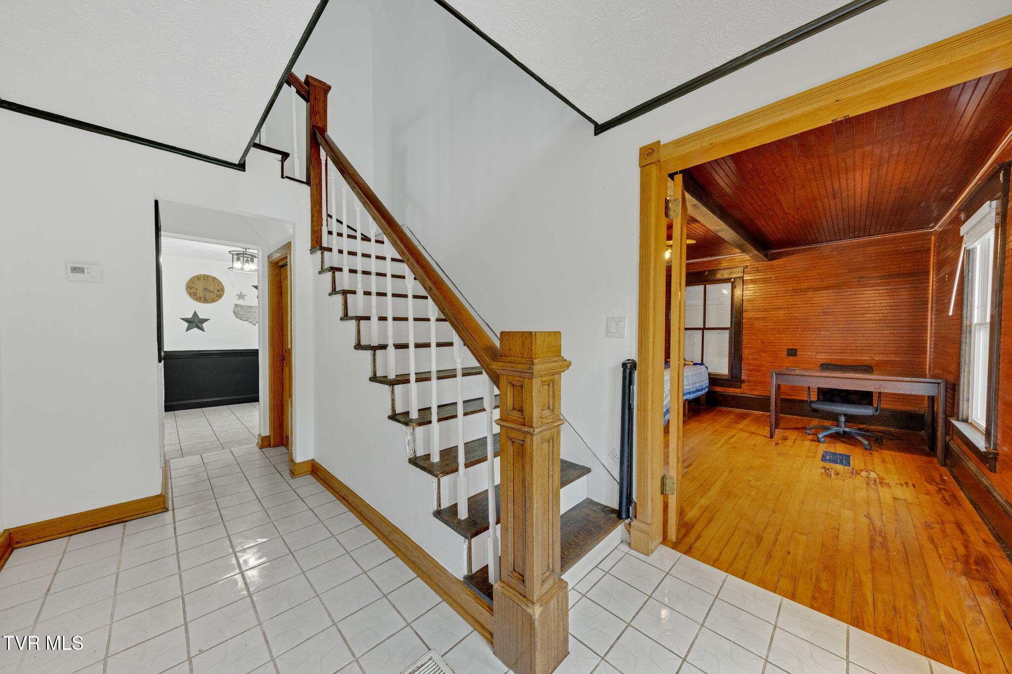 530 Deck Valley Road Bristol, TN 37620 - Photo 2 of 44 28-web-or-mls-M50A9600