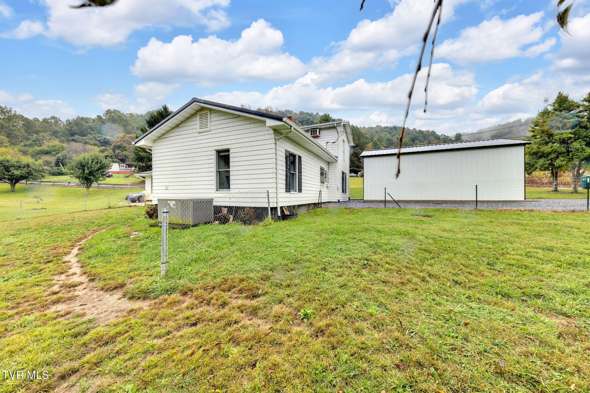 530 Deck Valley Road Bristol, TN 37620 - Photo 26 of 44 10-web-or-mls-M50A9696