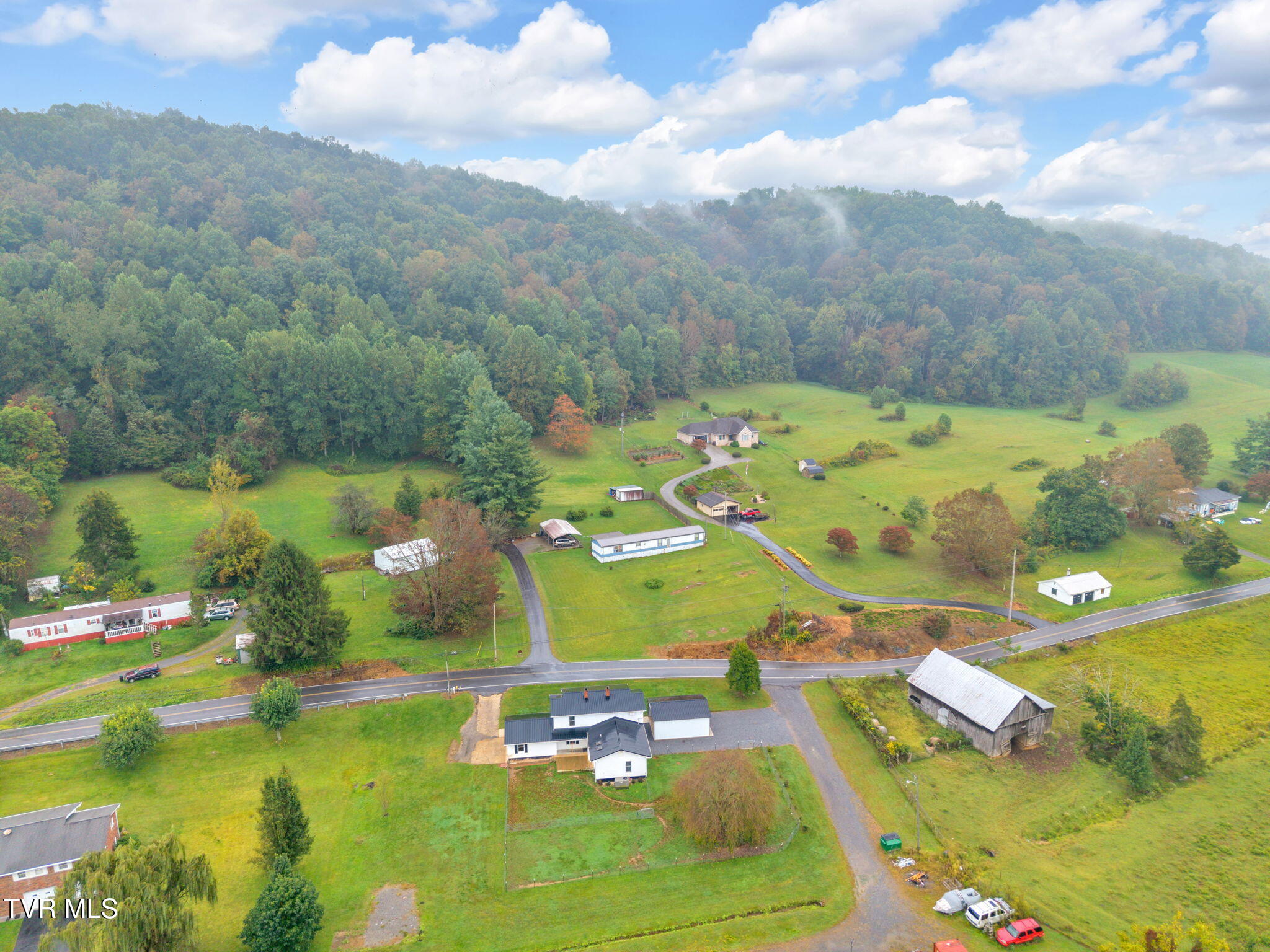 530 Deck Valley Road Bristol, TN 37620 - Photo 34 of 44 25-web-or-mls-DJI_20250924112945_0010_D