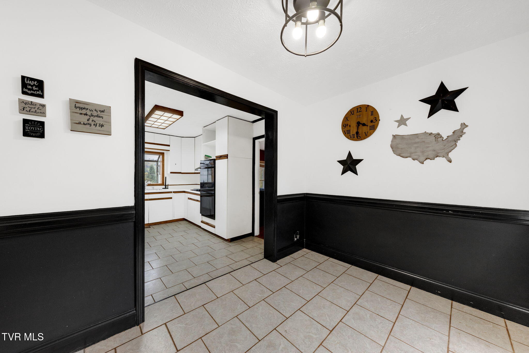 530 Deck Valley Road Bristol, TN 37620 - Photo 9 of 44 37-web-or-mls-M50A9612