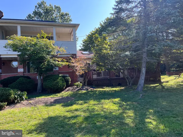 a bench is sitting in the middle of a yard
