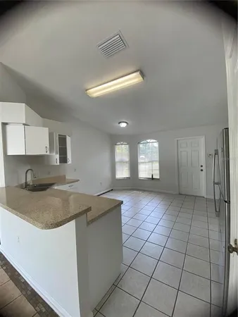 $2,400 | 10020 North Connechusett Road, Tampa, FL 33617