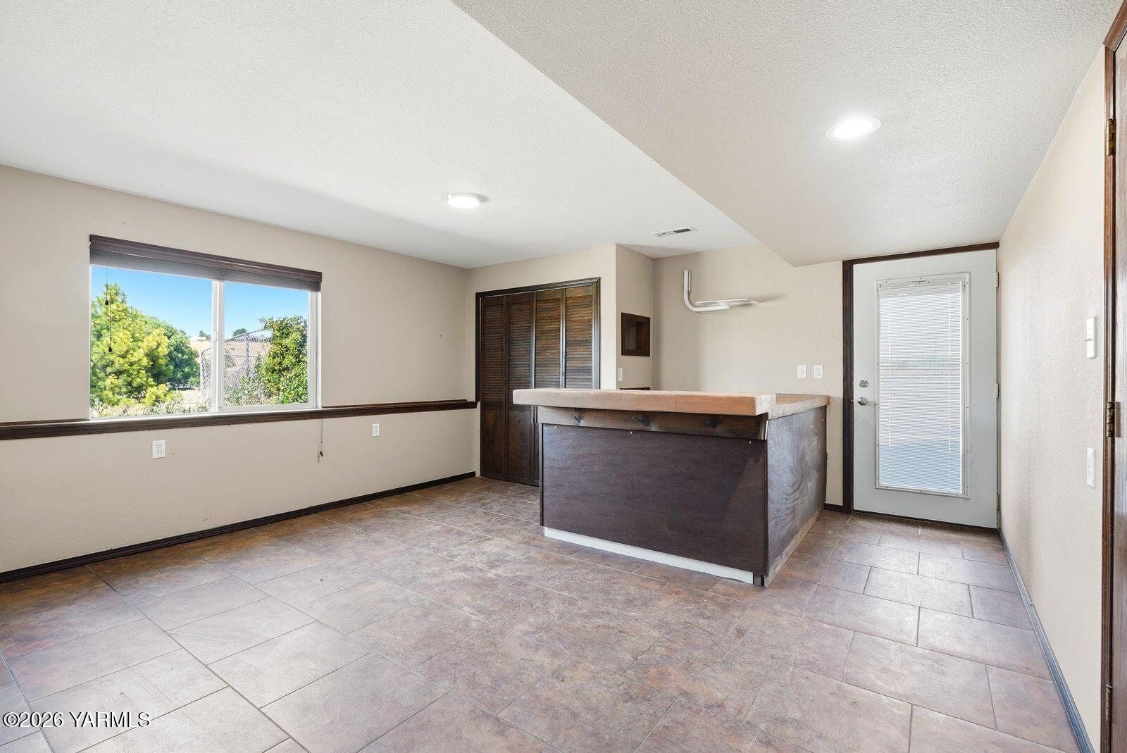 241 Knoll Road Yakima, WA 98908 - Photo 28 of 43 Bar or Entertainment Space
