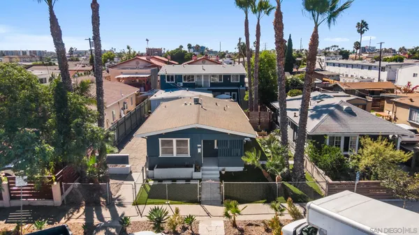 a view of multiple houses with a yard