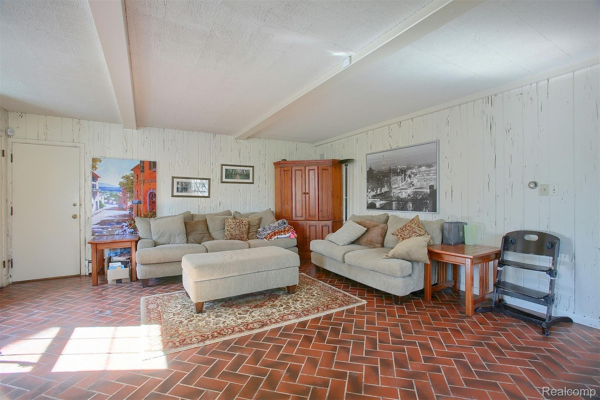 291 Touraine Road Grosse Pointe, MI 48236 - Photo 16 of 35 19-Family Room 2nd View.jpg