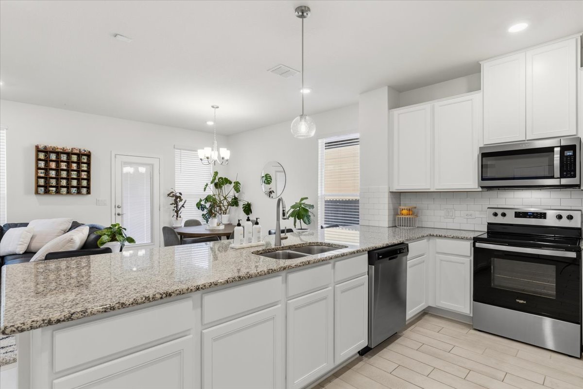 6909 Daniel Ranch Drive Austin, TX 78744 - Photo 7 of 24