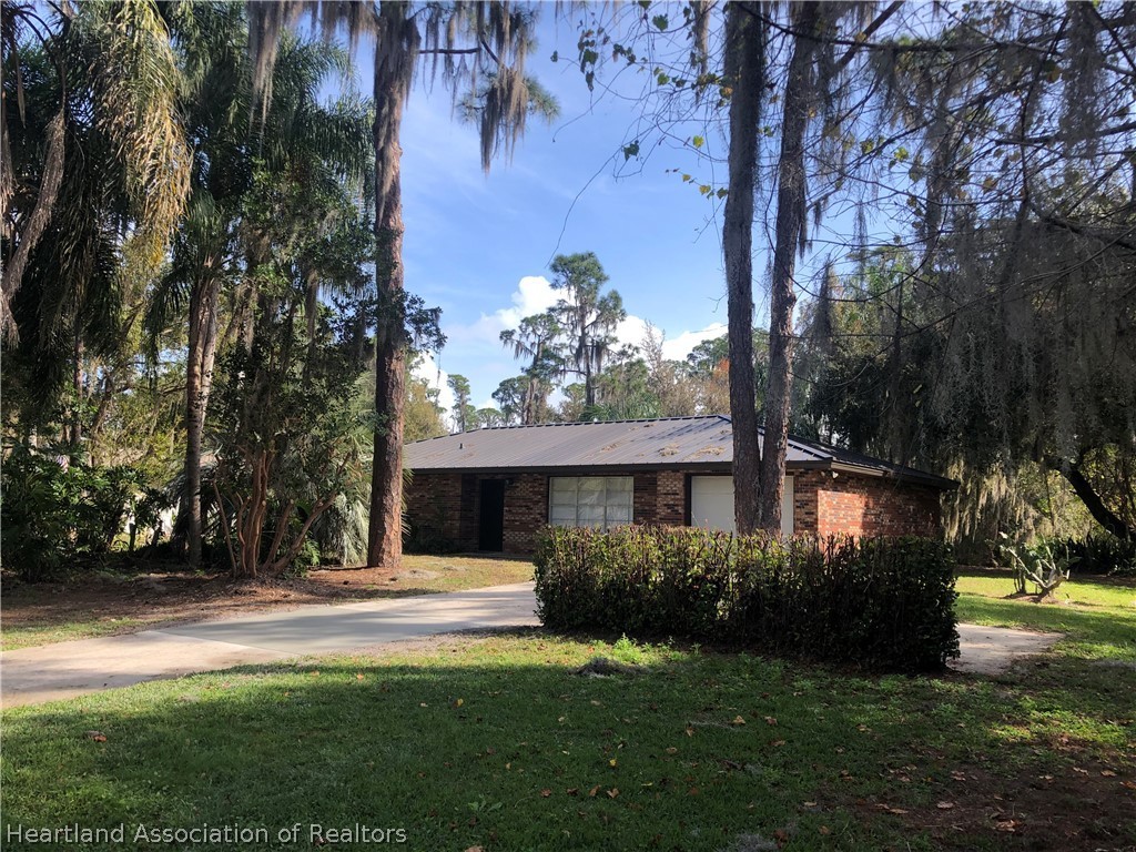 609 Lin Road Sebring, FL 33876 - Photo 3 of 27 Gallery Image 3