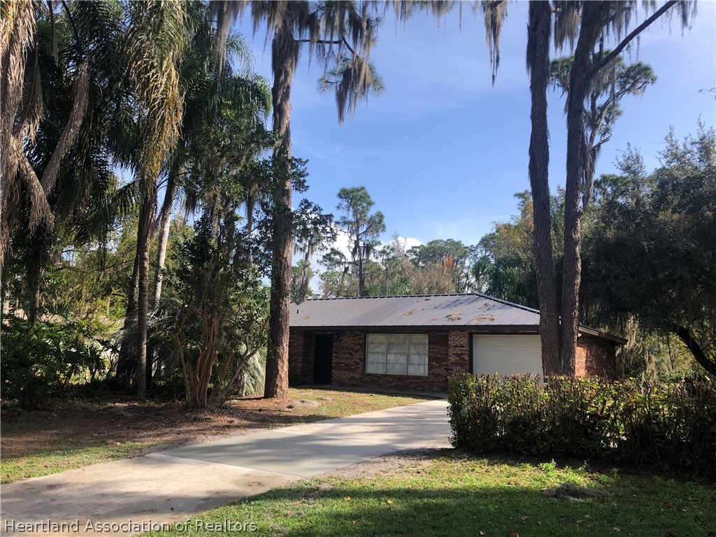609 Lin Road Sebring, FL 33876 - Photo 4 of 27 Gallery Image 4