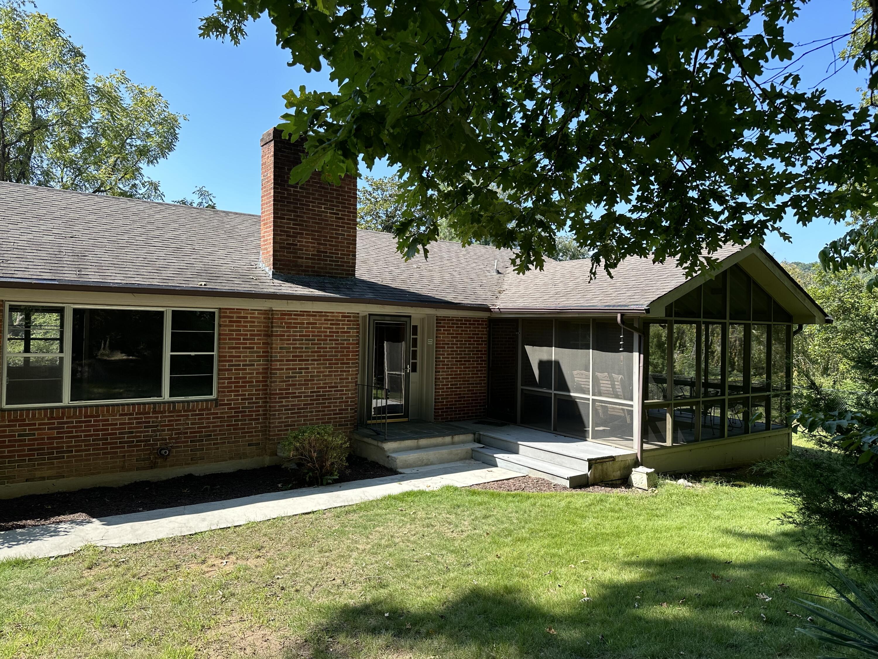 5220 Lipps Road Roanoke, VA 24018 - Photo 1 of 14 IMG_6091