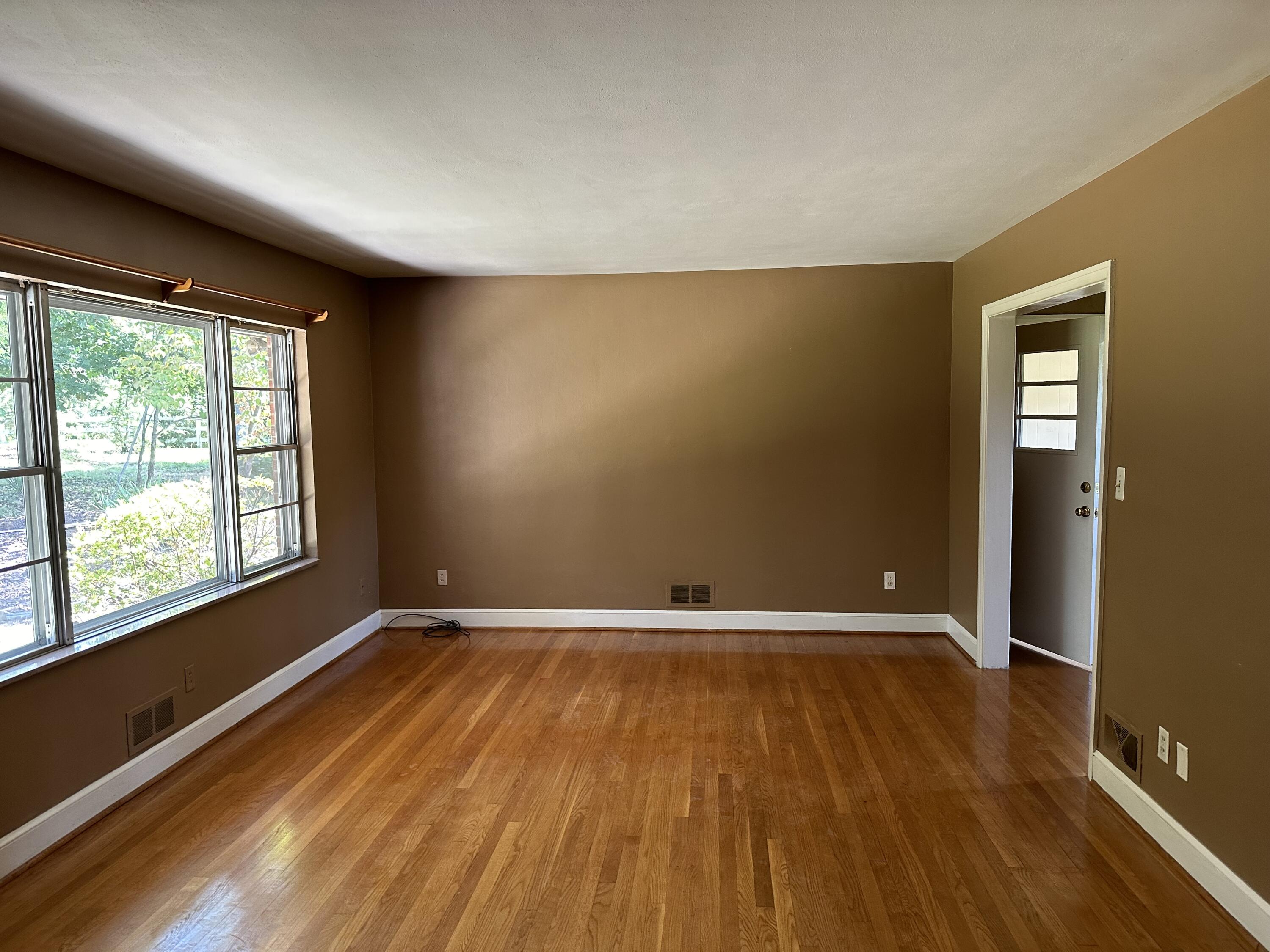5220 Lipps Road Roanoke, VA 24018 - Photo 3 of 14 IMG_6089