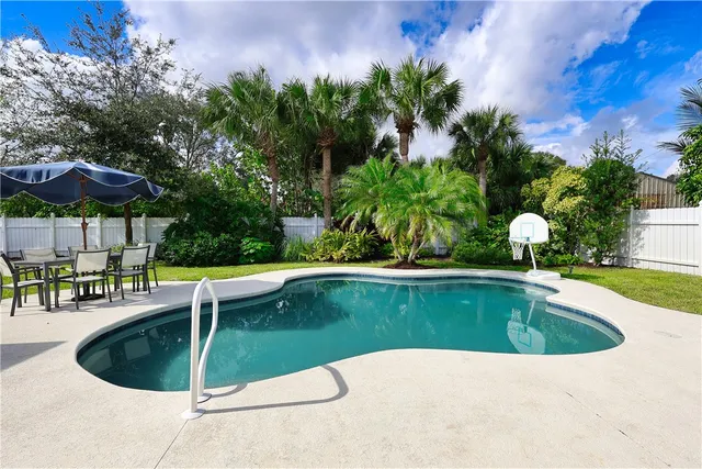 $3,250 | 143 37th Drive Southwest, Vero Beach, FL 32968