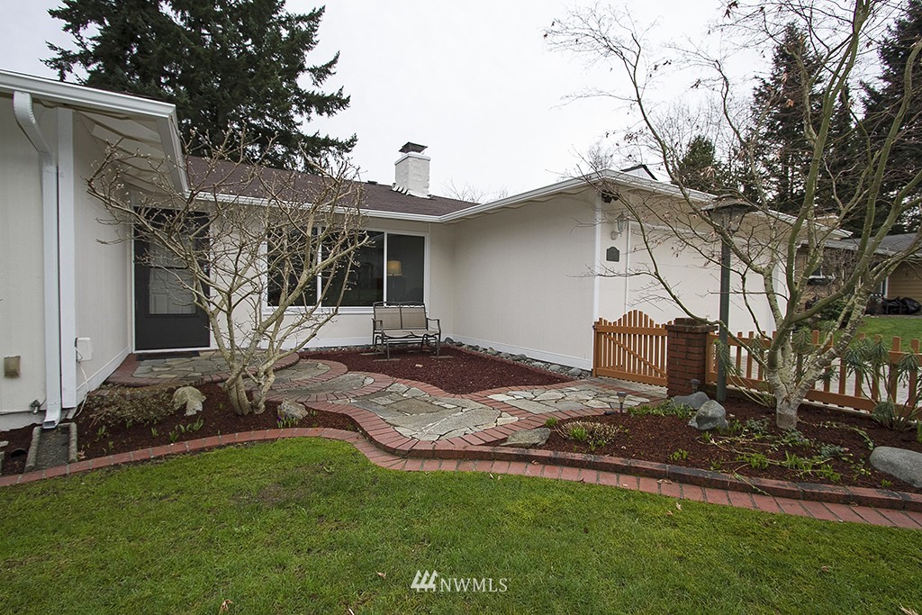 1752 Whitman Avenue Northeast Renton, WA 98059 - Photo 3 of 17