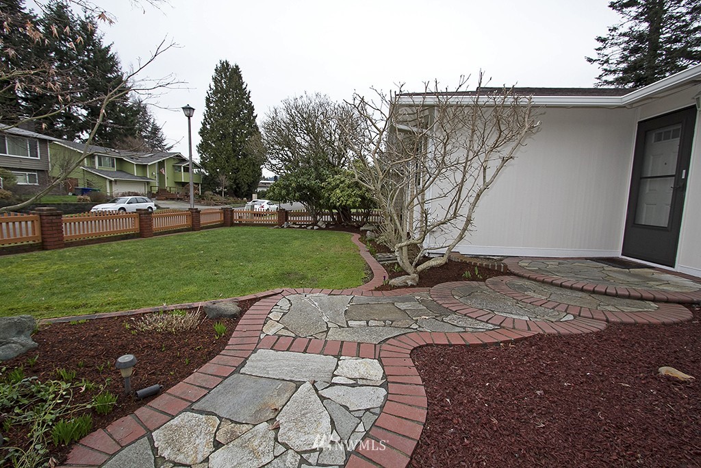 1752 Whitman Avenue Northeast Renton, WA 98059 - Photo 4 of 17
