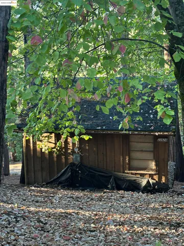 a view of a backyard