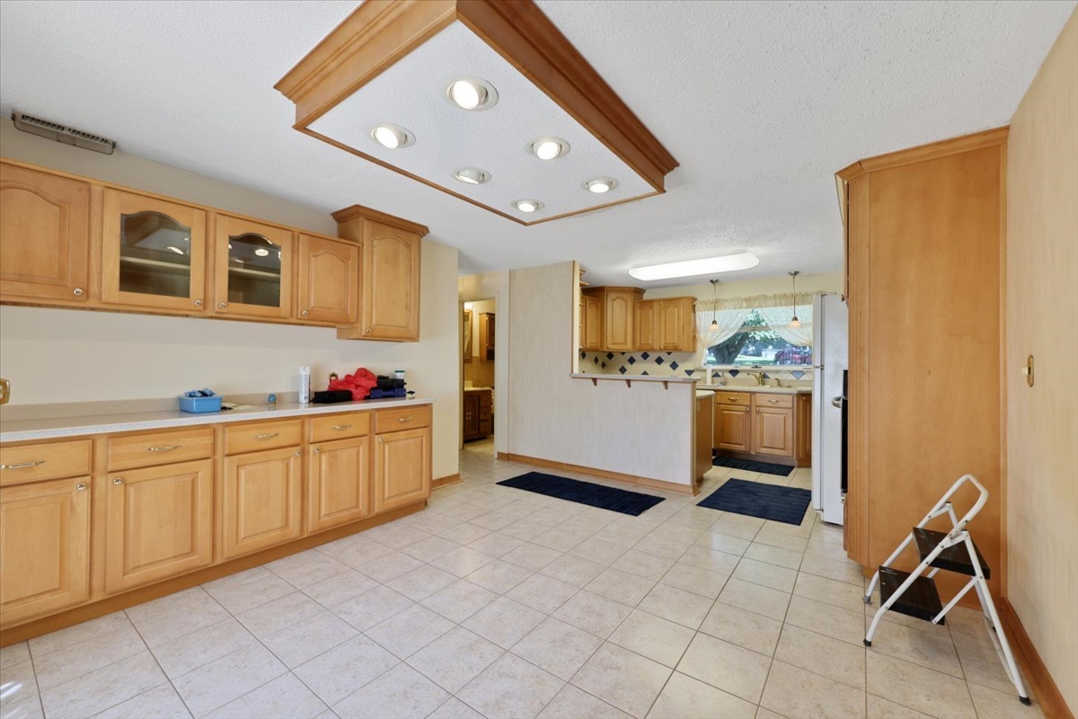 12 Circle Drive Decatur, IL 62521 - Photo 11 of 35 a kitchen with granite countertop cabinets and appliances