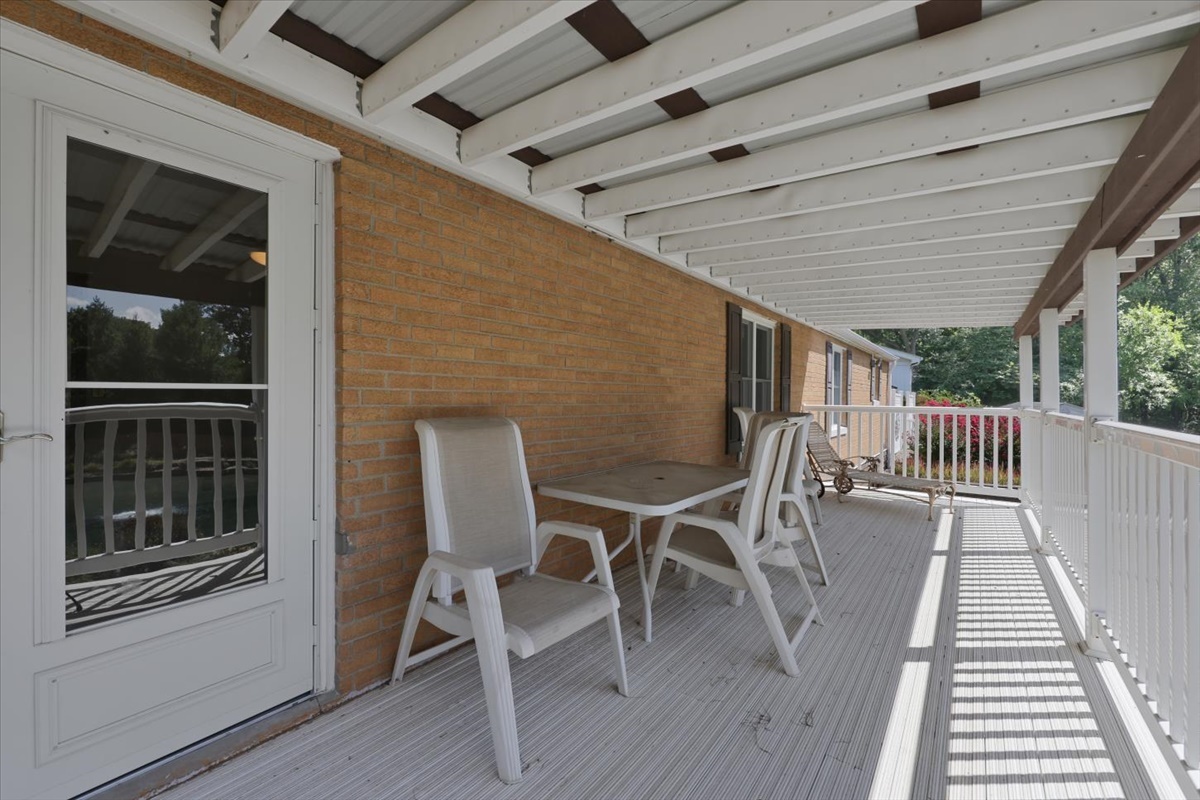 12 Circle Drive Decatur, IL 62521 - Photo 8 of 35 a balcony with table and chairs