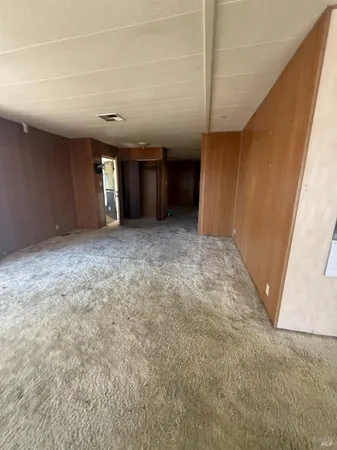 a view of a big room with closet