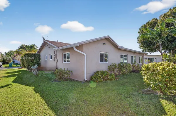 a view of a house with backyard