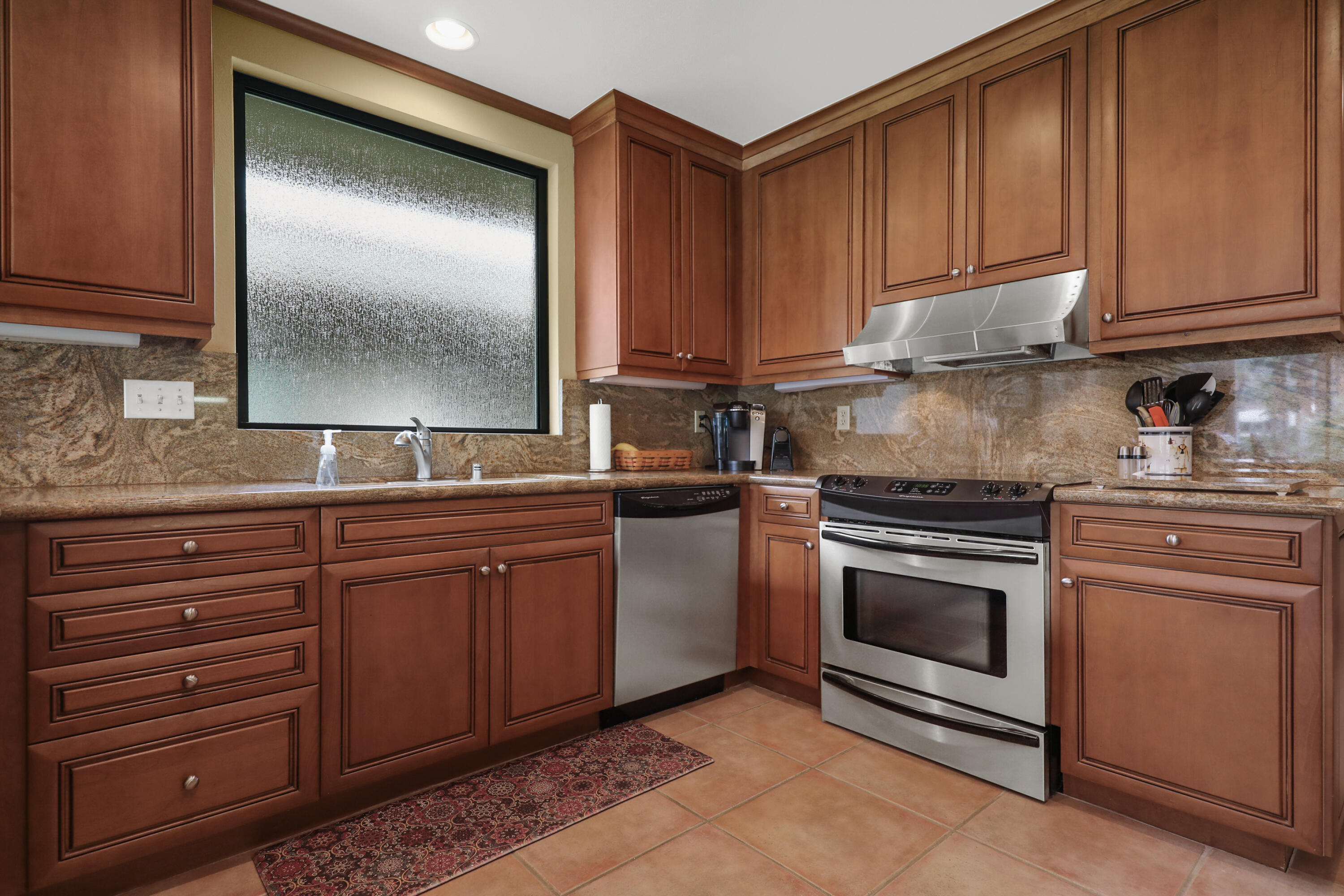 77775 Seminole Road Indian Wells, CA 92210 - Photo 12 of 49 Gourmet Kitchen