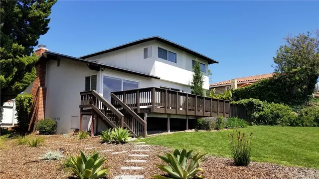 a view of a back yard