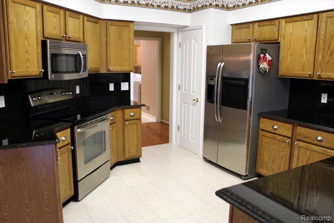 1334 Copper Circle, Unit 24 Rochester, MI 48306 - Photo 5 of 19 Kitchen