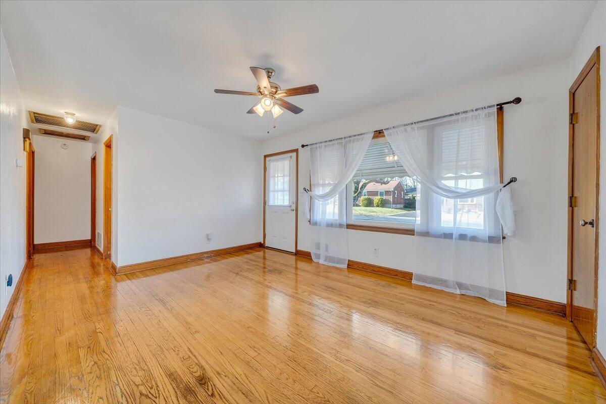 5001 Hazelridge Road Northwest Roanoke, VA 24012 - Photo 5 of 35 04-MIB05367