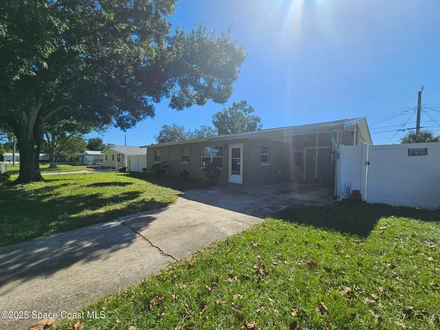 a view of a back yard