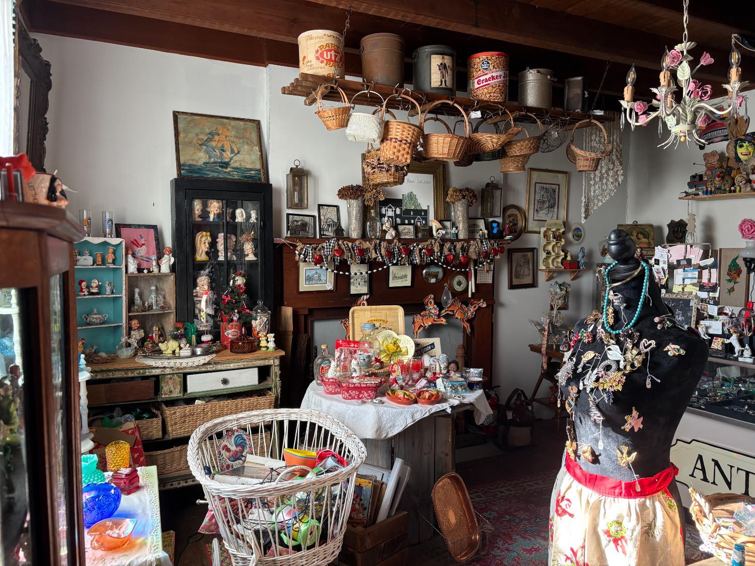 20 Batteau Road Altavista, VA 24517 - Photo 6 of 13 a view of art shop