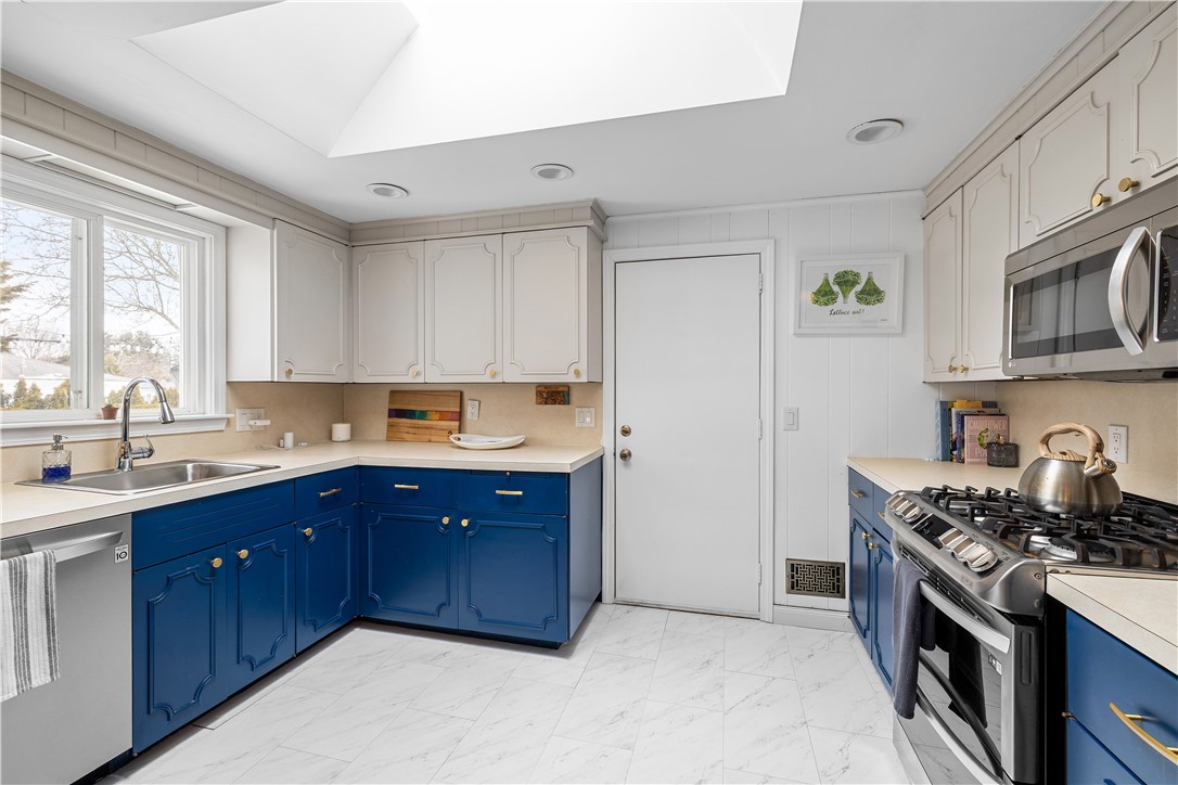 127 Dellwood Road Cranston, RI 02920 - Photo 15 of 47