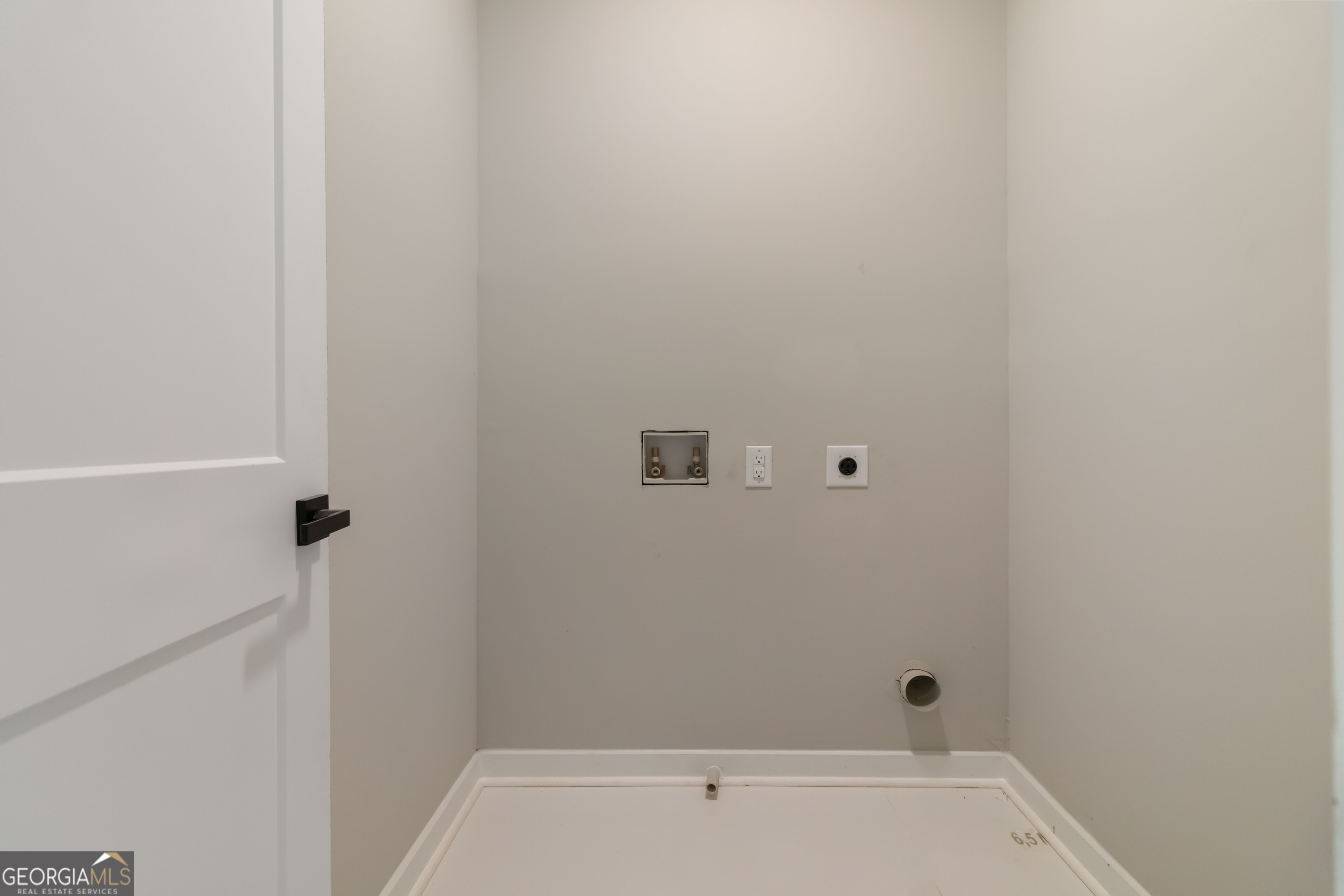 6960 Dockbridge Way Stone Mountain, GA 30087 - Photo 36 of 61 a bathroom with a tub
