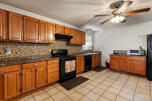 $315,000 | 944 County Road 769, Devine, TX 78016