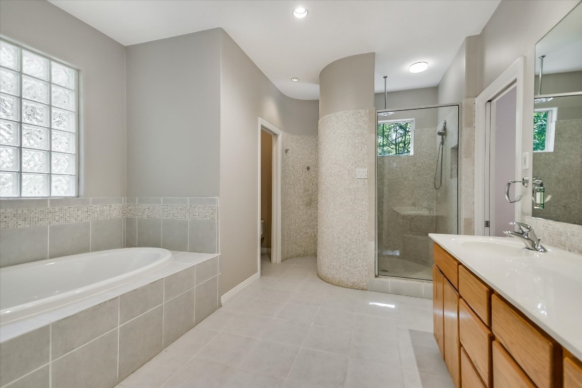 112 Twin Saddles Dripping Springs, TX 78620 - Photo 16 of 29 a bathroom with a bathtub and a sink